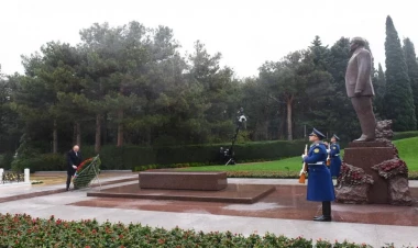 İlham Əliyev Ümummilli Lider Heydər Əliyevin məzarını ziyarət edib - VİDEO - FOTO