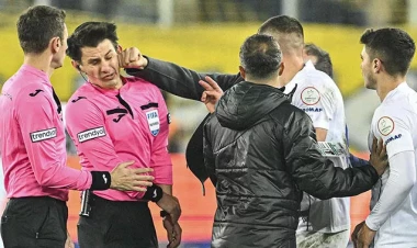 Türkiyə futbolunda biabırçı görüntülər - Klub prezidenti hakimi döydü