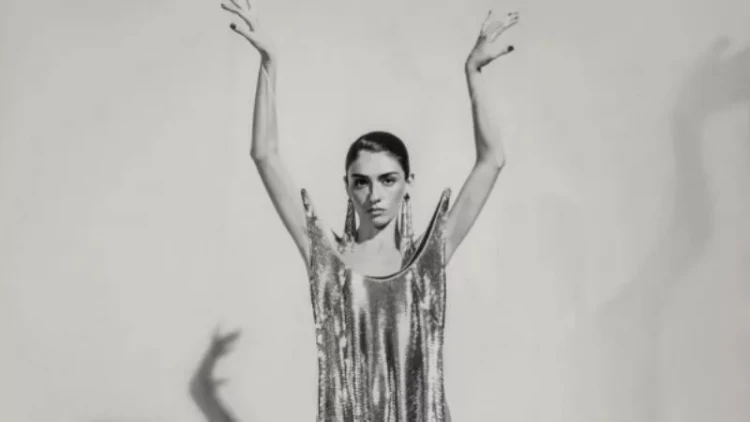 Çılpaq pozaları ilə gündəm oldu - FOTO