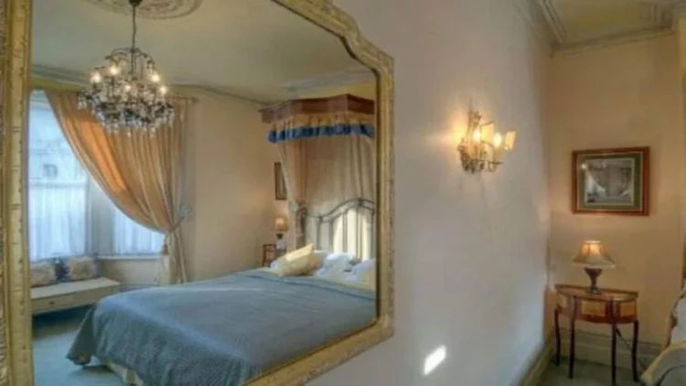 Niyə güzgü qarşısında yatmaq, yatan insanın şəklini çəkmək olmaz?