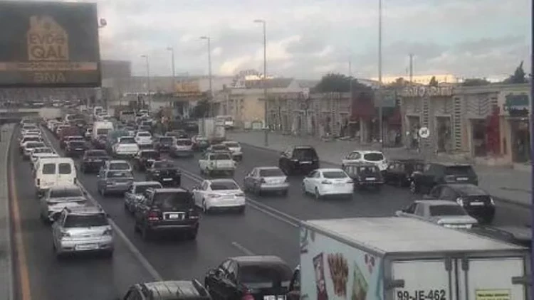 Bakıda bu yolda hərəkət dayandı
