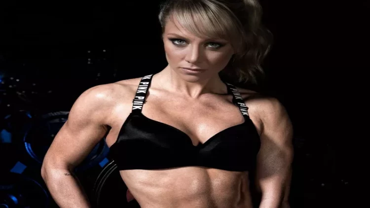 36 yaşlı idmançı qızdan yarıçılpaq - FOTOlar