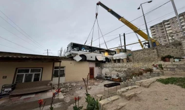 Bakıda avtobus evin damına çıxdı - VİDEO