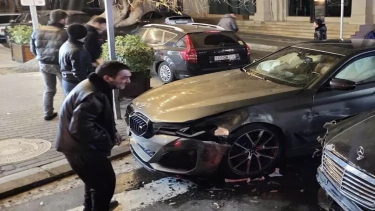 Bakıda bahalı qəza: BMW Mercedes ilə toqquşdu - Xəsarət alan var - FOTO