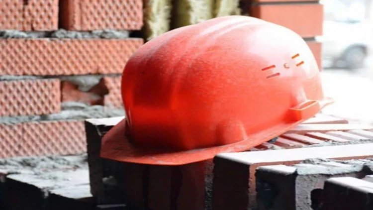 Azərbaycanda lisey tikintisində bədbəxt hadisə - FOTO