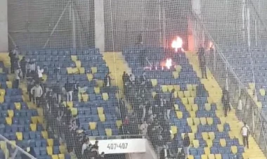 Beşiktaşın oyununda aləm qarışdı - oturacaqları yandırıb polisə daşla hücum etdilər - FOTOlar