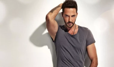 Gökhan Özen Bakı konsertindən əvvəl bulvarda gəzdi və... - VİDEO