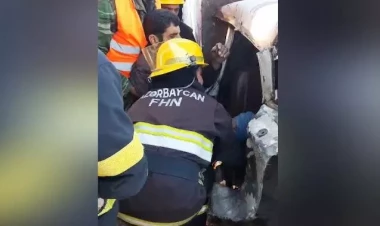 Qəzaya düşən şəxs maşından belə çıxarıldı - VİDEO