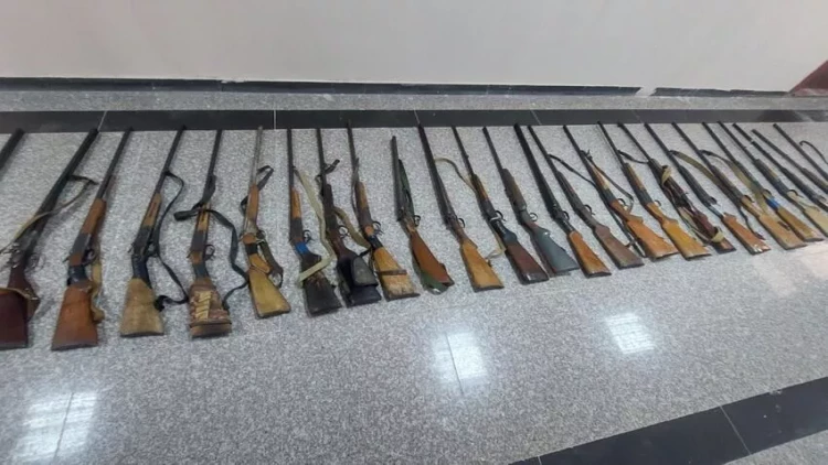Gəncədə vətəndaşlar qanunsuz silahları polisə könüllü təhvil verib