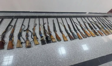 Gəncədə vətəndaşlar qanunsuz silahları polisə könüllü təhvil verib