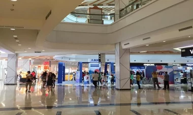 AVM-də qəribə anlar: Yarıçılpaq qızlar oğlanın ətrafında... - VİDEO