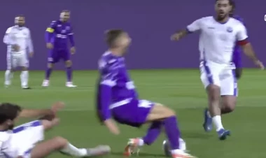 Azərbaycan futbolunda qorxulu anlar, oyunçunun ayağı qırıldı - VİDEO