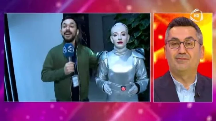 Zaur Kamal canlı efirdə robota 
