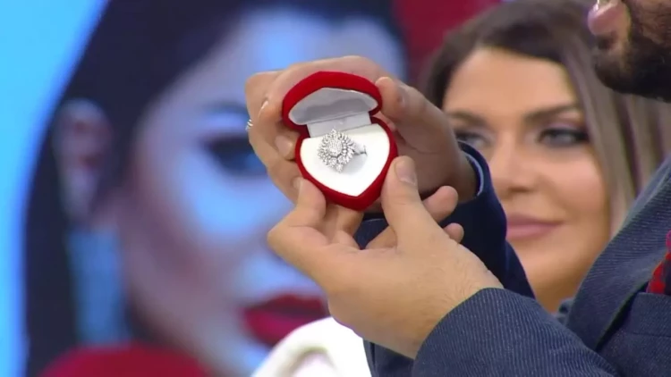 Canlı yayımda Xatuna bahalı üzük HƏDİYYƏ OLUNDU – VİDEO