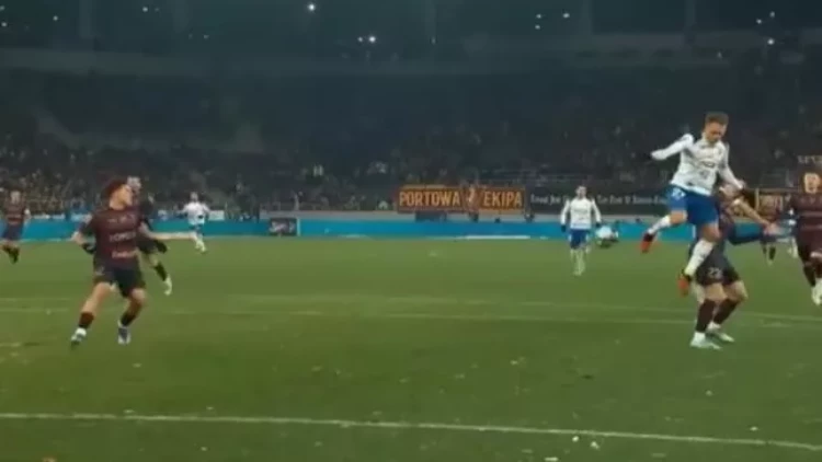 Latviyalı futbolçudan fantastik qol ötürməsi - VİDEO