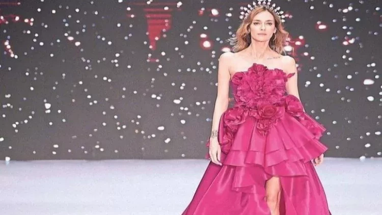 Məşhur model podiumda yıxıldı - FOTO