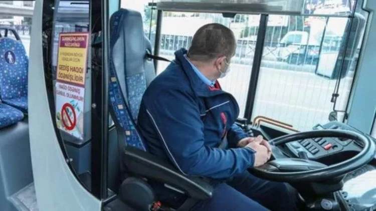 Sükan arxasında ədəbsiz video izlədi, gündəm oldu - VİDEO