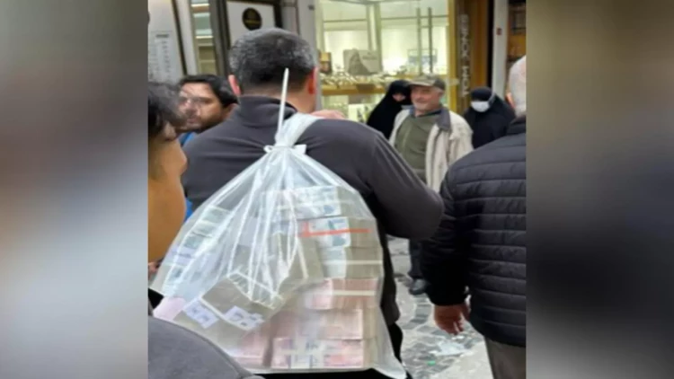 Çiynində bir kisə pulla küçədə belə gəzdi - FOTO