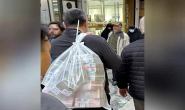 Çiynində bir kisə pulla küçədə belə gəzdi - FOTO