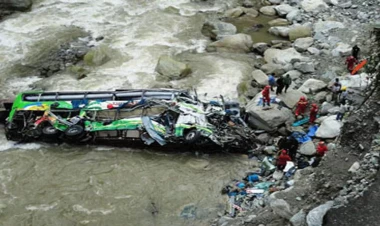 Dəhşətli avtobus qəzasında onlarla insan öldü