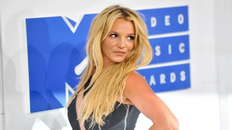 Britni Spirs onun yarıçılpaq FOTOsunu paylaşdı