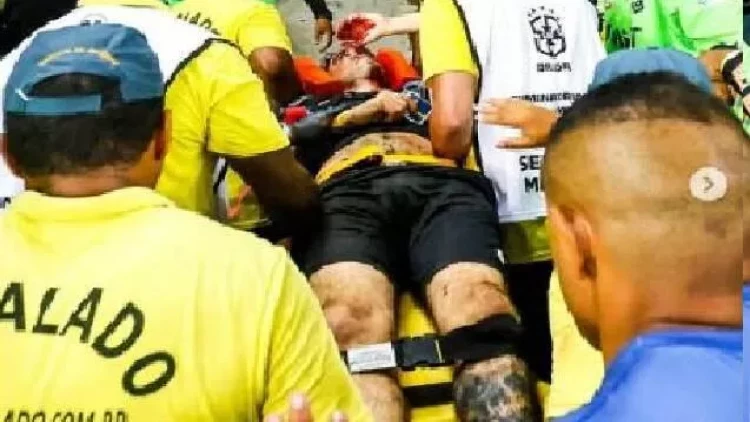 Məşhur oyunda rüsvayçılıq - Polis azarkeşləri döydü - VİDEO