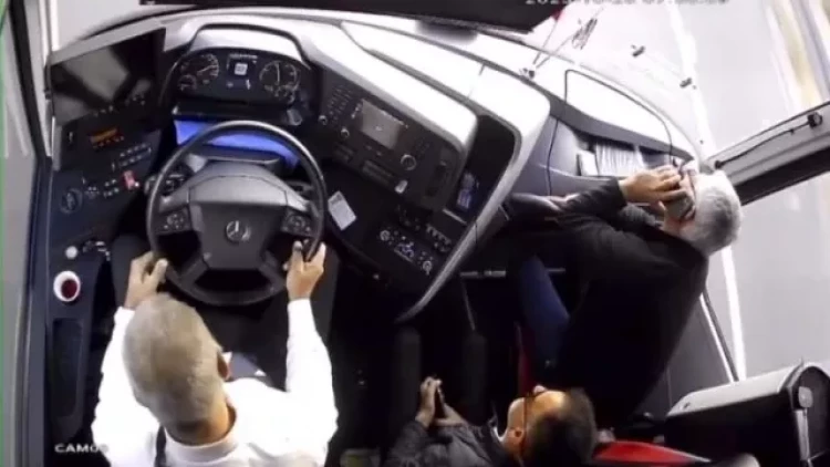 Avtobusda qorxu dolu onlar - sürücü sükan arxasında... - VİDEO