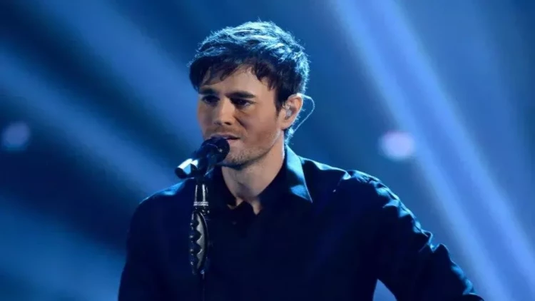 Enrike səhnədə qəribə hərəkətlər etdi - ona nə olub? VİDEO