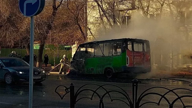 Sərnişinlərlə dolu olan mikroavtobus YANDI