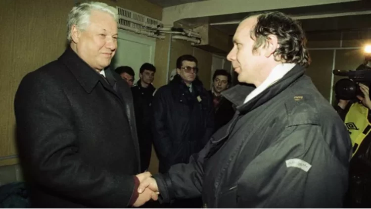 “Yeltsin məni yanında oturtdu, bir şüşə araq götürüb süzdü” - Əfsanəvi məşqçi