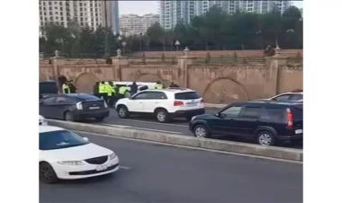 Heydər Əliyev prospektində avtomobil aşdı - VİDEO