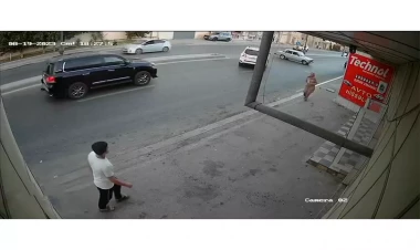 Bakıda xanım sürücü gülməli qəza şəraiti yaratdı - VİDEO