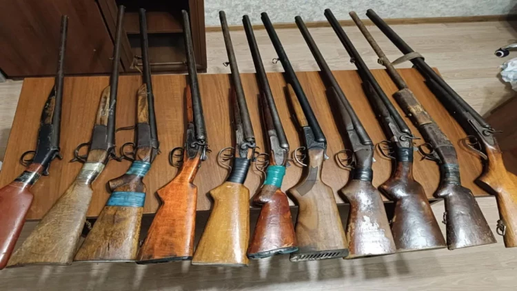 Şirvanda vətəndaşlar qanunsuz saxladıqları silahları polisə təhvil veriblər - FOTO