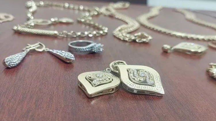 Gəncədə 40 min manatlıq qızılları oğurlayan qadın saxlanıldı - FOTO