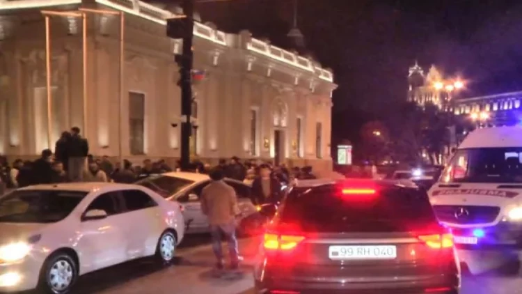 Bakının mərkəzində 4 maşın toqquşdu, xəsarət alan var - FOTO