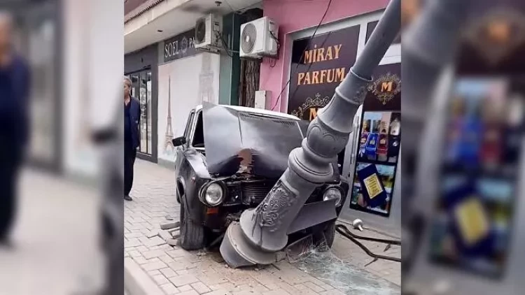 İdarəetmədən çıxan “Jiquli” işıq dirəyini yerindən qopardı - VİDEO