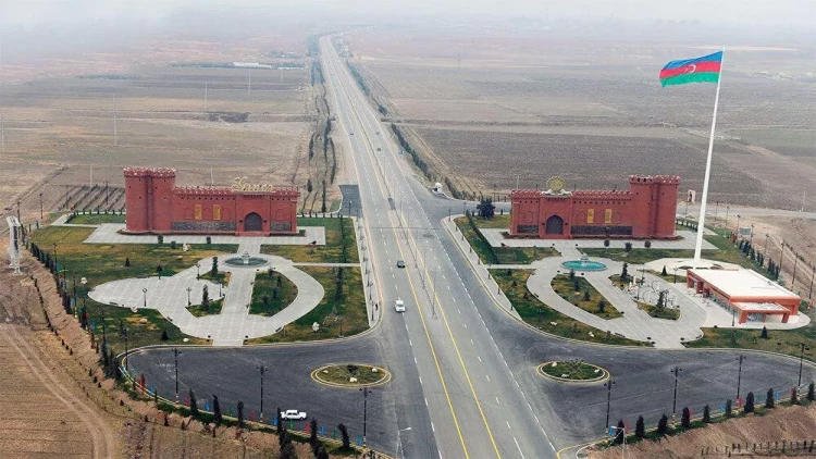 Gəncədə qəribə olay: Yüzlərlə insan bu məkana axın etdi - VİDEO