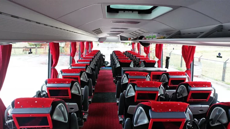 Avtobusda öpüşən cütlüyü VİDEOYA çəkdilər