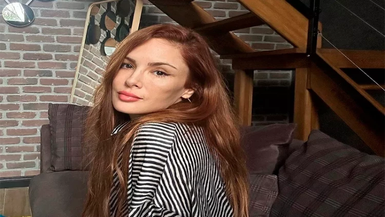 41 yaşlı aktrisa cazibədar bədənini nümayiş etdirdi - FOTO