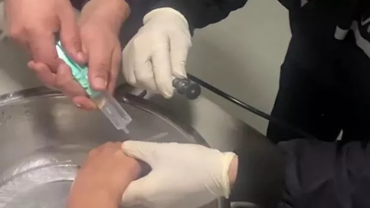 Barmağı dəmir halqada sıxılan uşaq belə xilas edildi - VİDEO