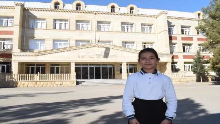 Söylədiyi şeirlə hər kəsi ağladan məktəblinin VİDEOsu izlənmə rekordu qırır