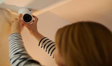 Qız gecə otaq yoldaşının VİDEOsunu çəkib onu rüsvay etdi