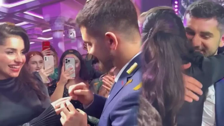 Elvindən sevgilisinə evlilik təklifi sürprizi... - VİDEO