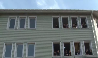 Şagirdinə sinfin ortasında etdikləri qan dondurdu - FOTOlar