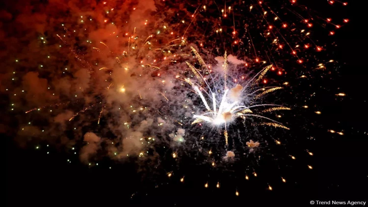 Zəfər Günü münasibətilə Bakıda atəşfəşanlıq - VİDEO