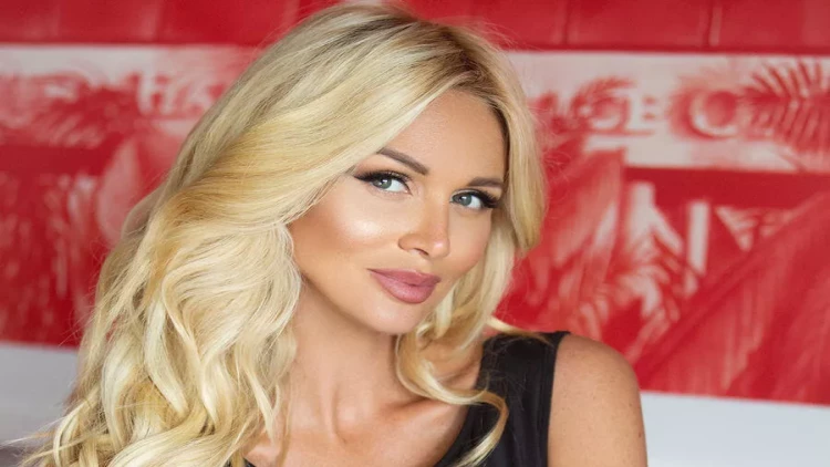 Tanınmış aparıcı Dubaydan yarıçılpaq FOTO paylaşdı