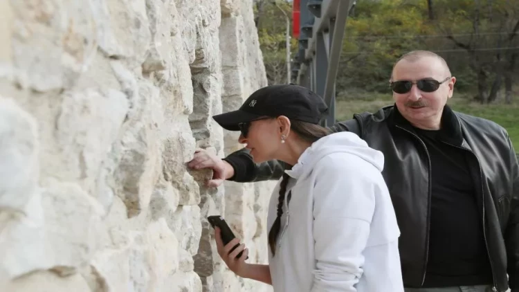 İlham Əliyev və Mehriban Əliyeva Şuşada Qala divarına və ətraf əraziyə baxıblar - VİDEO - FOTO