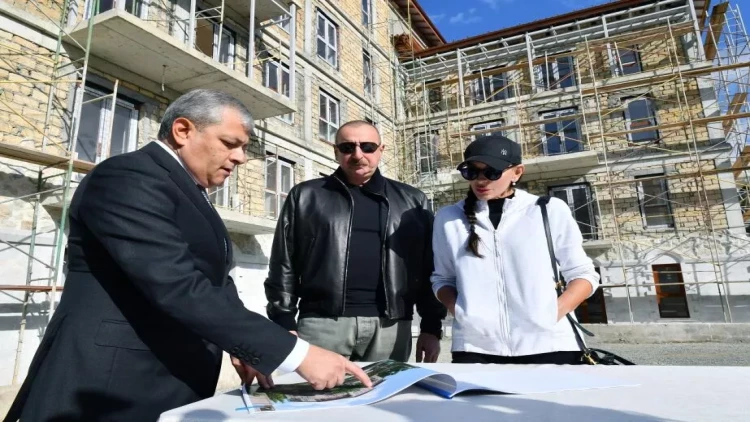 İlham Əliyev və Mehriban Əliyeva Şuşada yaşayış kompleksində aparılan tikinti işləri ilə tanış olublar - VİDEO - FOTO