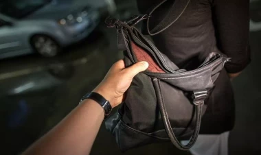 Qadının çantasını əlindən aldı: pulunu, telefonunu götürüb qaçdı