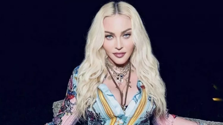 65 yaşlı Madonna hoteldə yarıçılpaq FOTOSESSİYAsı ilə əndazəni aşdı